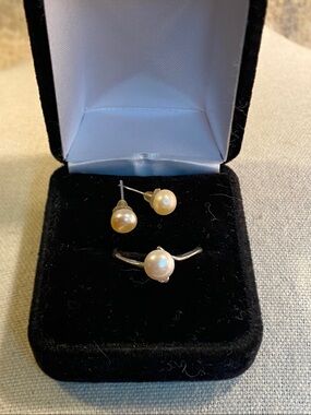 Freshwater Pearl Ring & Stud Earrings Set Size 7.75 Silver Tone Classic